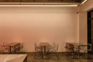 투명 의자가 돋보이는 미니멀 카페 좌석 공간